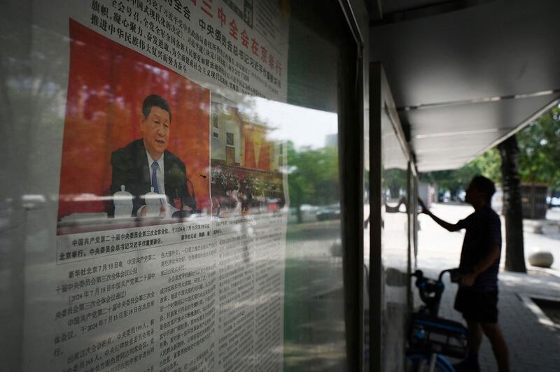 2024年7月19日,在北京街道上的展示板张贴中共三中全会的相关报道。(法新社)